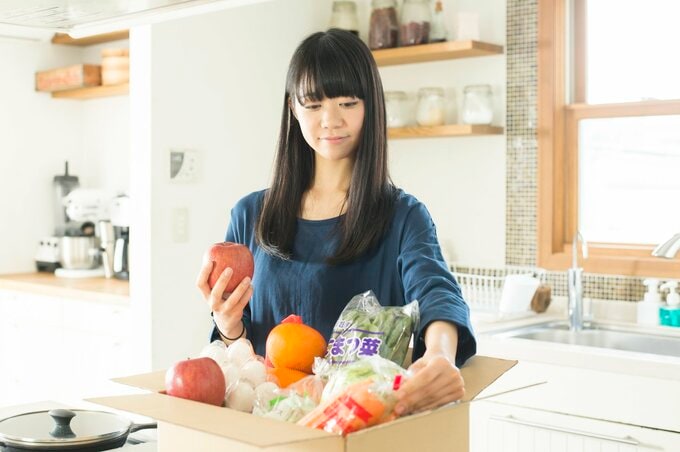 ネットスーパーで買い物する女性