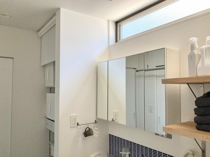 横に広い窓で明るさと通気性を確保