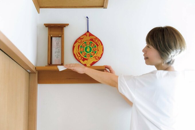 棚を掃除する人