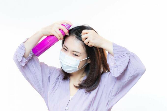 ハード系のスプレーを前髪の根元にシュッ