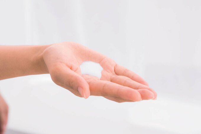 手のひらに乳液（大）