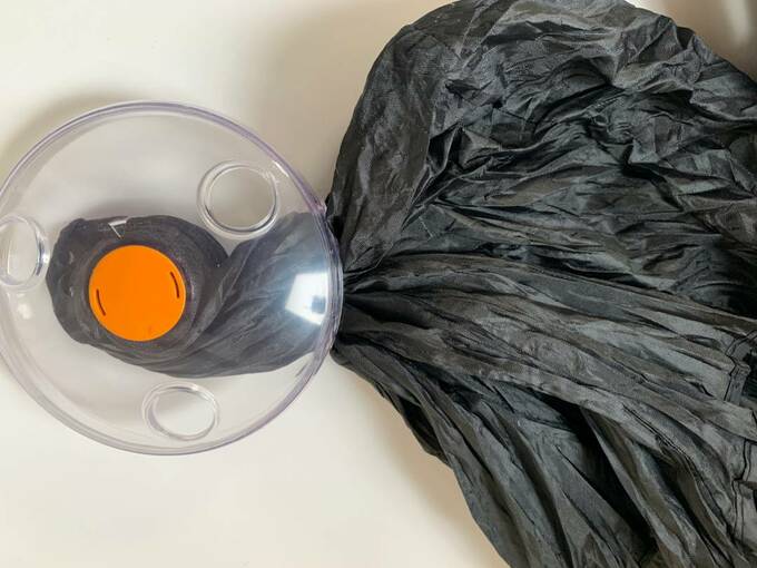 プラスチックケースにバッグ