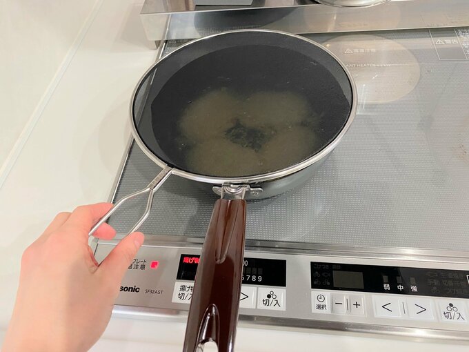 メッシュタイプのオイルスクリーンを使って調理