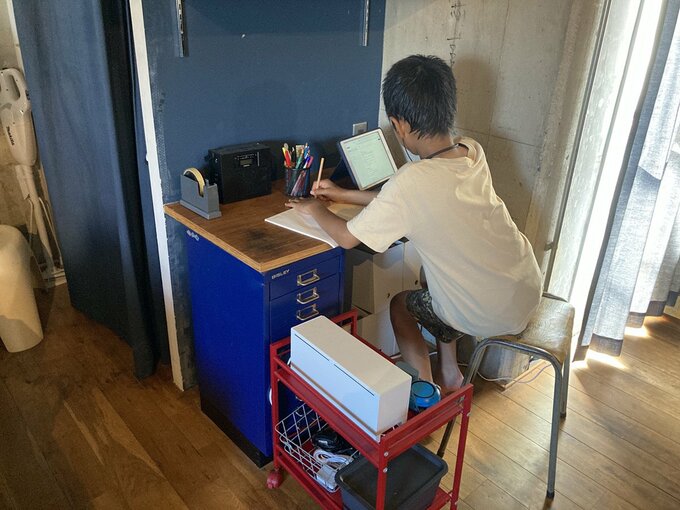 タブレット学習をする子ども