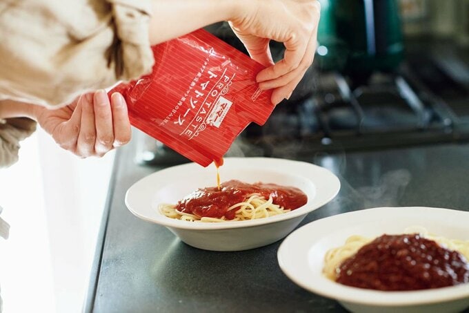 パスタにレトルトをかける様子