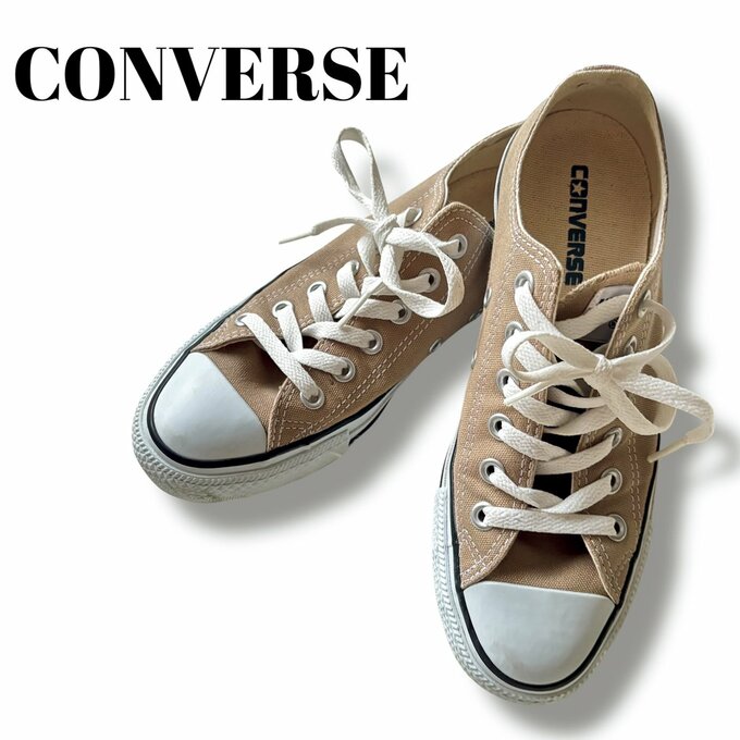 靴の左上に“CONVERSE”とブランド名が表記されている画像