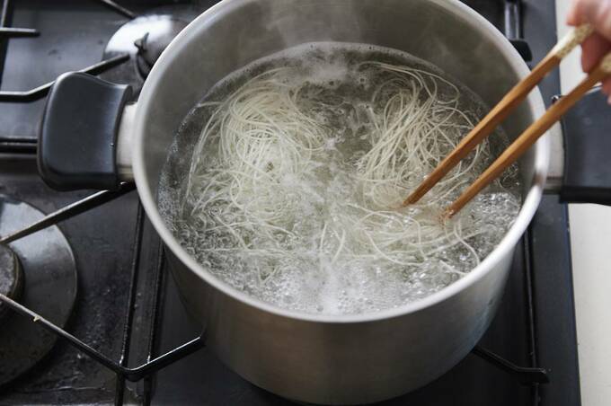 麺をほぐす