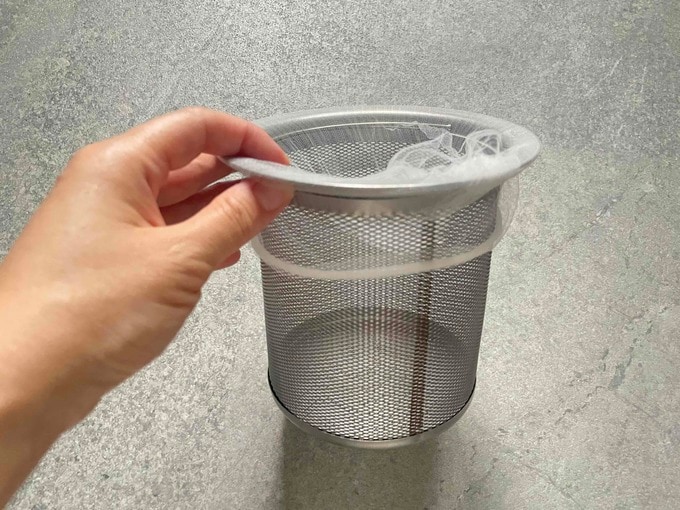 ネットをゴミ受けに装着した写真