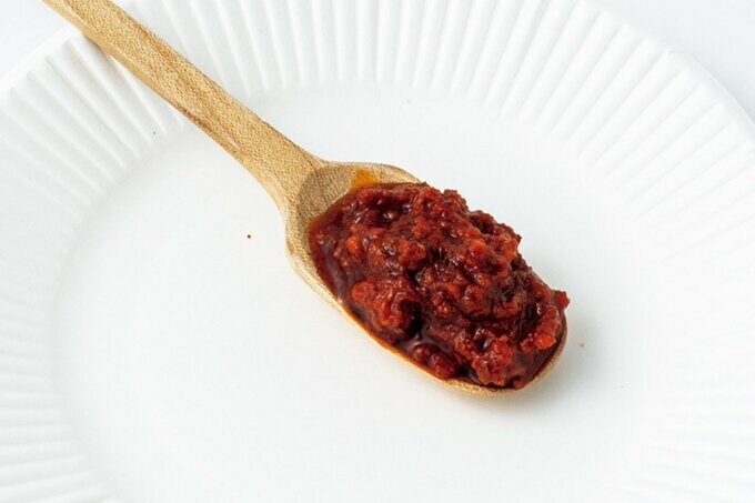 スプーンにのせたデリツィエカラブリア ンドゥーヤペースト