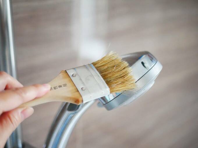 シャワーヘッドに刷毛で塗る