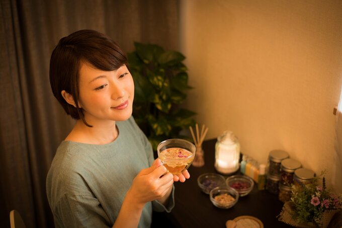 ハーブティーと女性