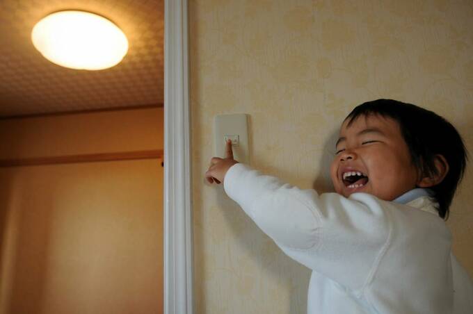 スイッチを押す子ども