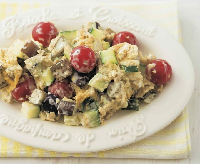 ナスとズッキーニのスクランブルエッグサラダ