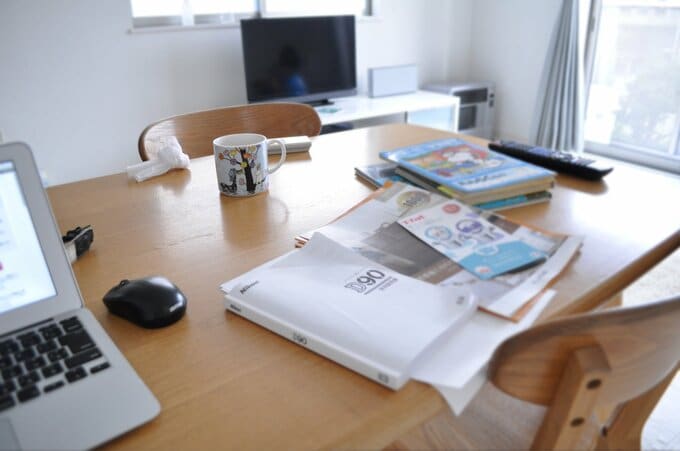 散らかっている部屋の写真