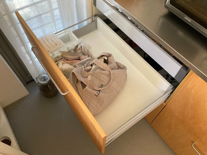 キッチンの引き出しに保育園バッグを収納