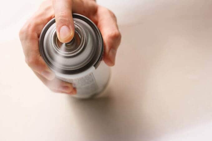 スプレーをする様子