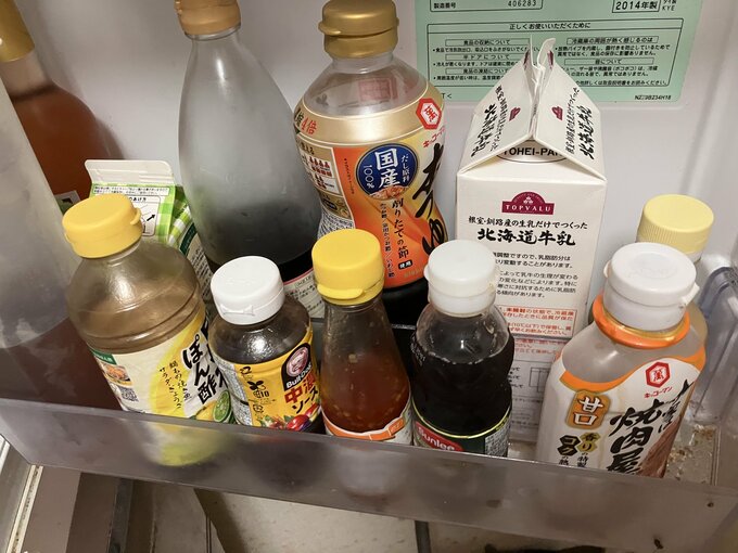冷蔵庫のドア収納にたくさん入った調味料