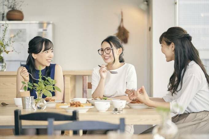 テーブルに女性3人