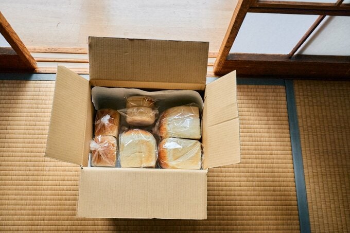 ダンボールにパンが入っている