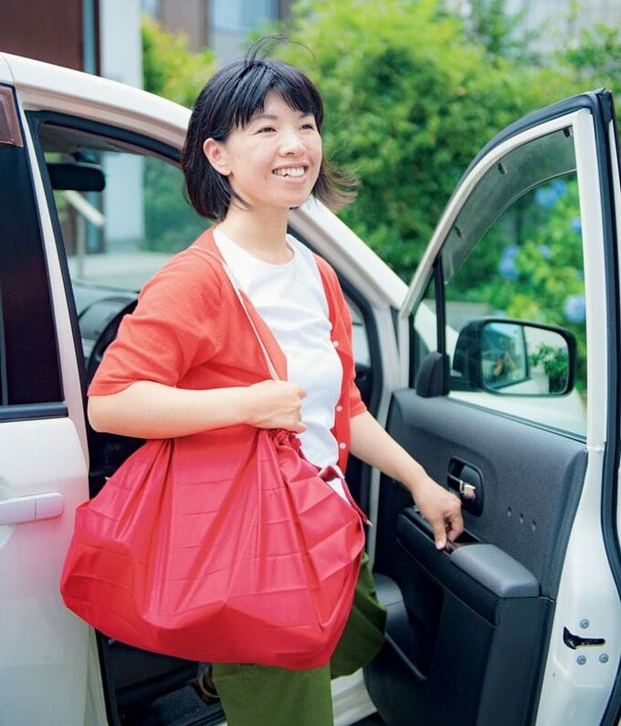 車から出てくる女性