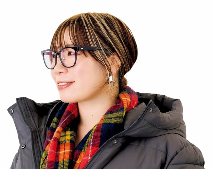 髪を後ろで束ねた女性