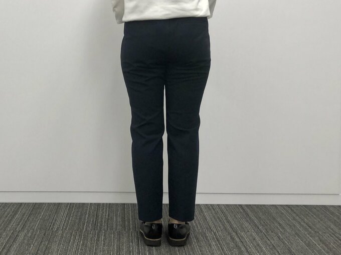 美脚パンツ後ろ