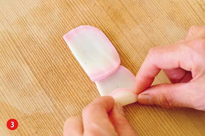 紅かまぼこをずらしてくるくる巻く様子