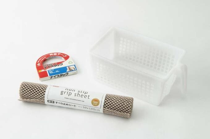 すべり止めシート、取っ手つきプラスチックケース、両面テープ