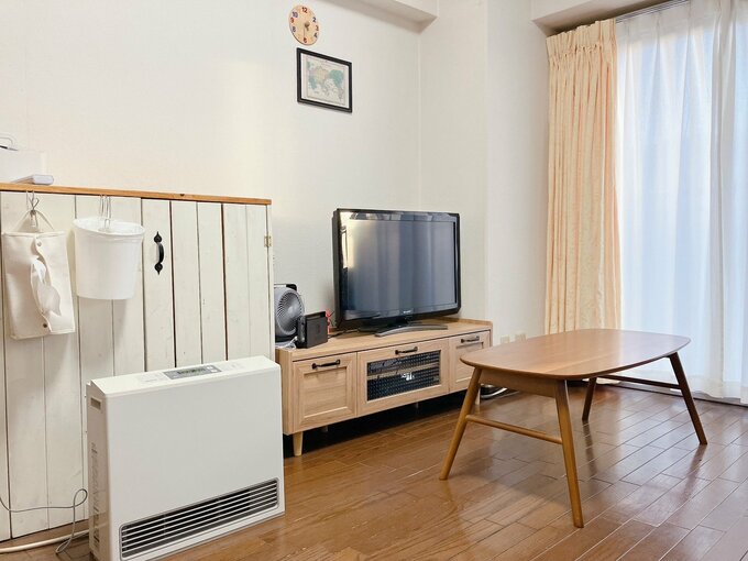 リビングにガスファンヒーターが置いてある画像