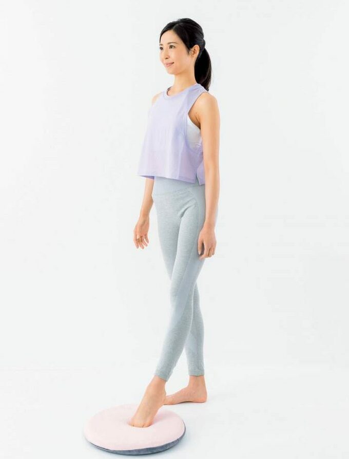 女性左足のばして台の上に