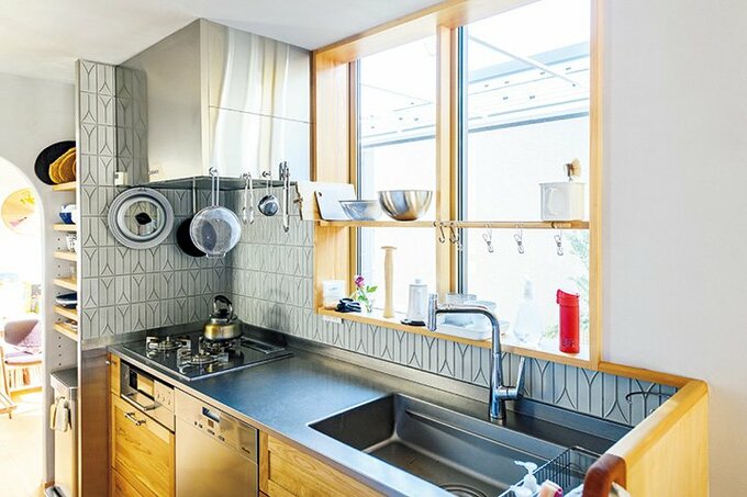 大きな窓を設けたキッチン