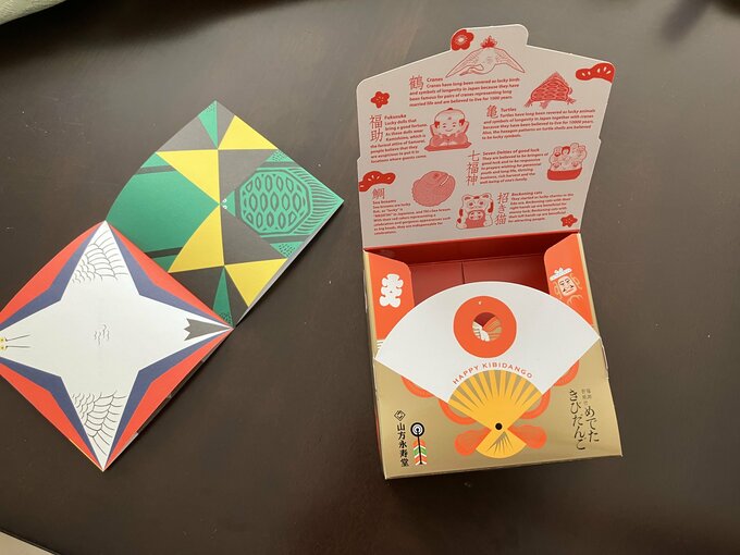 ミニサイズの折り紙入り。YouTubeに折り方が載っていて安心