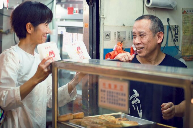 店頭ではフレンドリーなご主人がおやきを焼くところも見られます