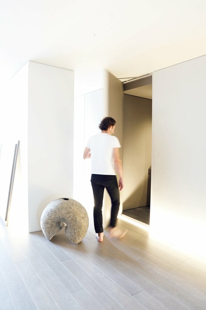 トイレの扉を開ける二コラさん