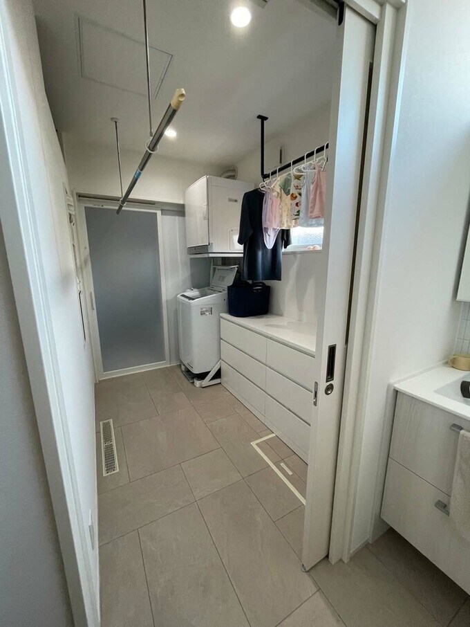 洗面所から見た洗濯室兼脱衣所