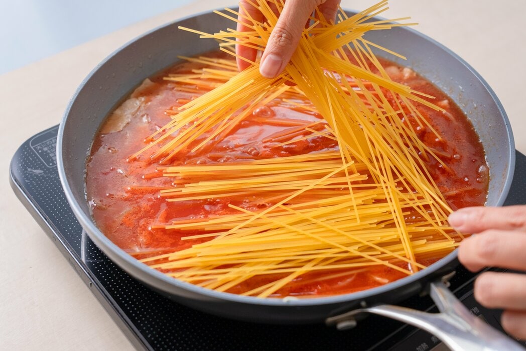 フライパンで完結「トマトの煮込みパスタ」レシピ。モッツァレラチーズがとろ～り、たまらない！