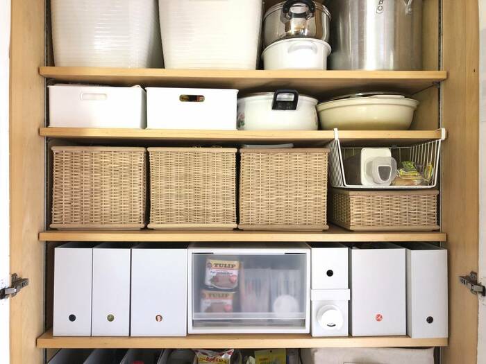 無印良品のブリ材バスケット。リビングやキッチンにすっきりなじむ