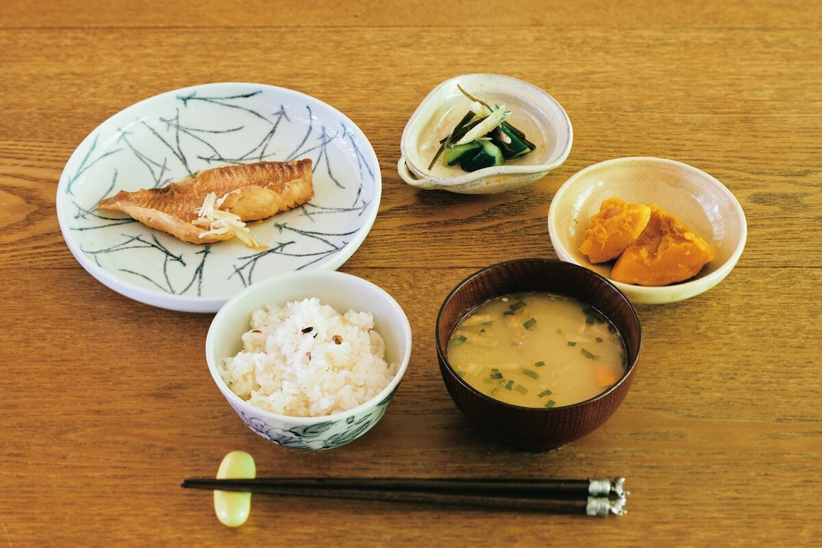 70代夫婦の「リアルな食事」。煮魚はおばあちゃん直伝の味つけ、朝は体