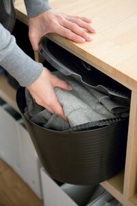 脱いだパジャマは洗面所前のフタつきバケツに