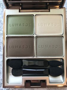 ルナソル マカロングロウアイズ