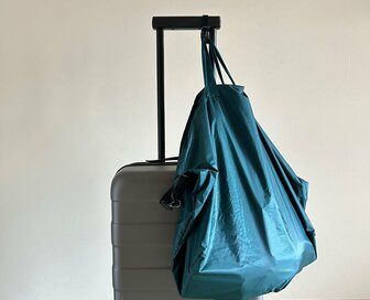 キャリーケースに荷物をかけたい！「ダイソーのフック」が解決します