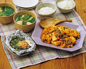 ダイエットにおすすめ厚揚げと豚ひき肉の甘酢あん献立。野菜たっぷり一汁二菜