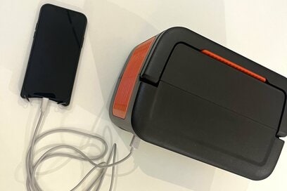 電気やガスが止まったときの「必須アイテム」。ポータブル電源はクルマで充電できるものを選ぶ