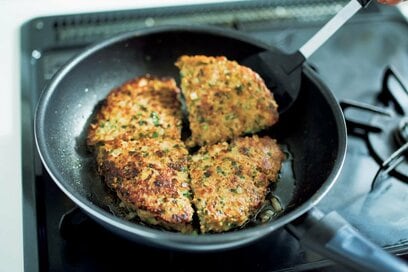 「包まない」ジャンボギョーザ。手間なしなのに家族ウケ必至