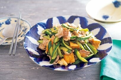 豚肉とキュウリの梅チャンプルー。酸味とシャキシャキ食感がクセになる