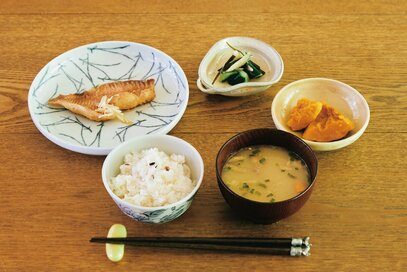 70代夫婦の「リアルな食事」。煮魚はおばあちゃん直伝の味つけ、朝は体によいものをゆっくり食べる