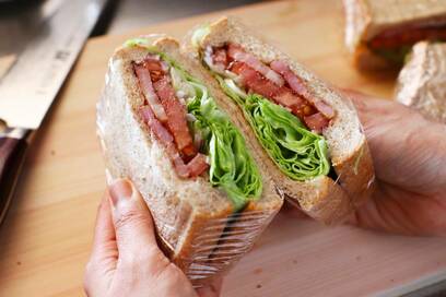 野菜を大量消費！サラダ感覚のBLTシーザーサンド