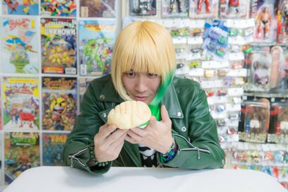 正しいメロンパンの食べ方！まずはビスケット生地だけをちょこっとかじりましょ！