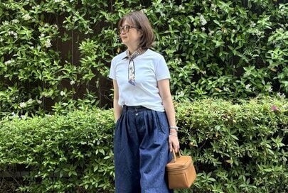 50代からの「Tシャツ×デニム」あか抜けアイデア3つ。ユニクロ990円Tシャツがスタイリッシュに