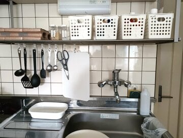 50代夫婦ふたり暮らし、48平米マンションに引っ越し。「極狭キッチン」を広く使う工夫5つ／50代のミニマリスト・本多めぐさん